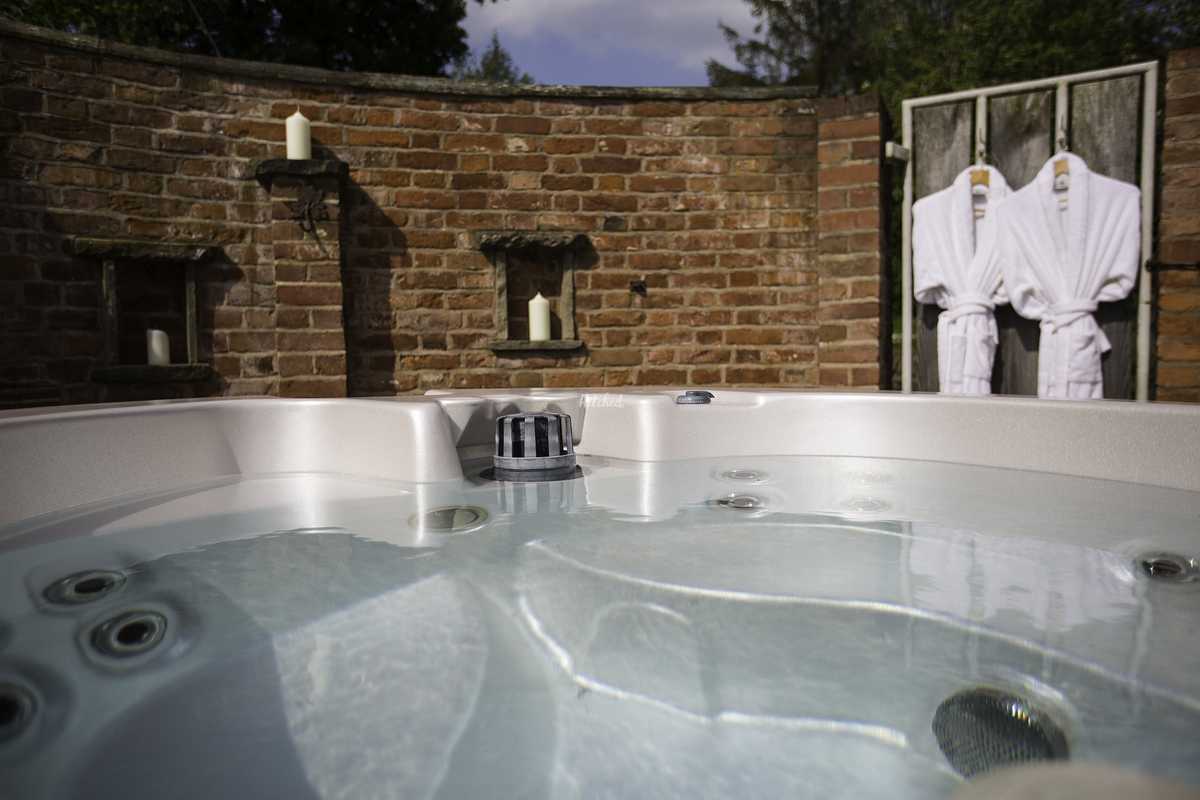 Ivy Cottage Hot Tub From Brinsop Court Weddings Photo 12